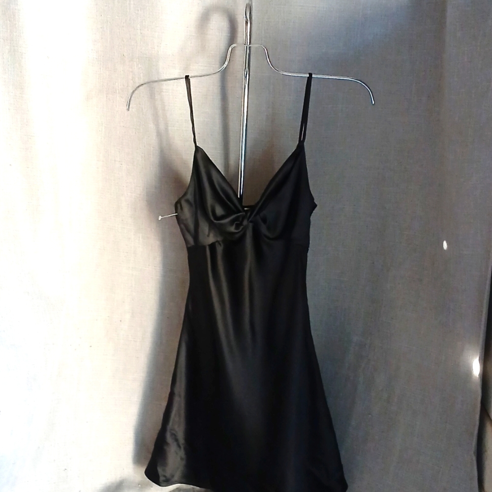 RSQ SATIN DRESS. ABOVE THE KNEE.